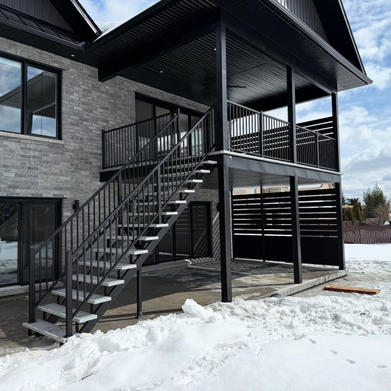 Patio sans entretien : pourquoi l&rsquo;aluminium séduit de plus en plus de propriétaires