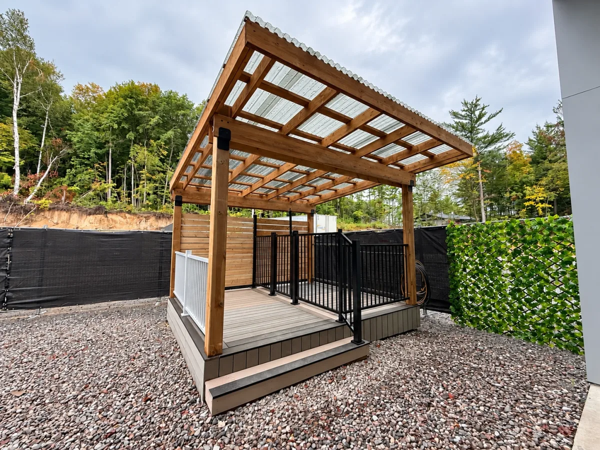 Toit-terrasse en bois sur mesure dans une cour arrière