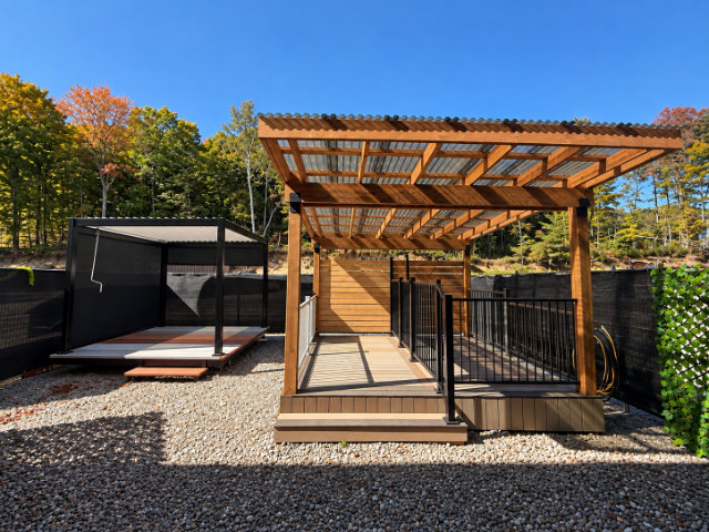 Pergola en bois et garde-corps noirs sur une terrasse neuve