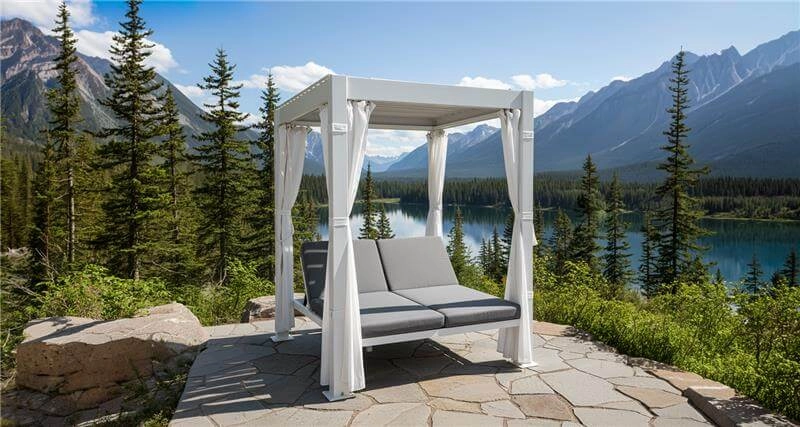 Pergola Bali 6 x 7 avec canapé intégré, moustiquaires et rideaux