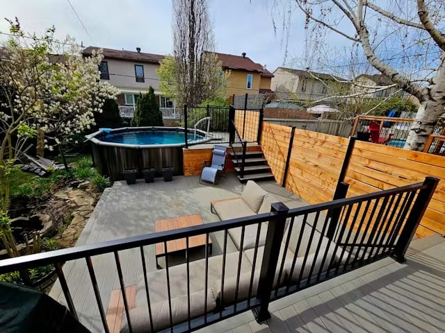 Garde-corps Williams noir sur une terrasse avec piscine et clôture en bois